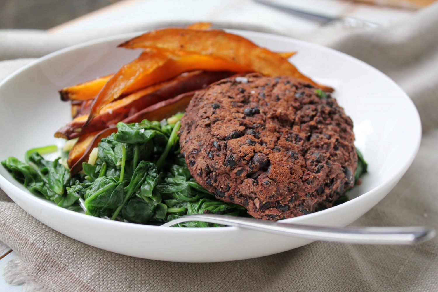 Začinjene črne fižolove pleskavice, s krhlji sladkega krompirja