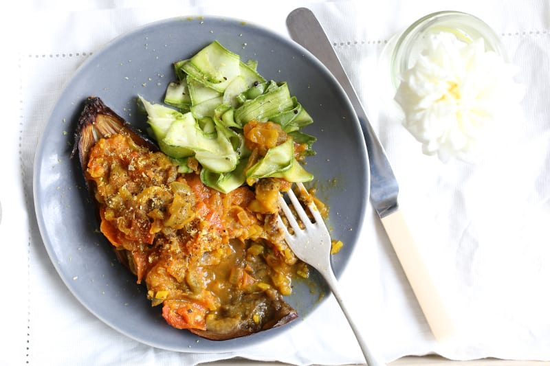 Pečen jajčevec polnjen z zelenjavo